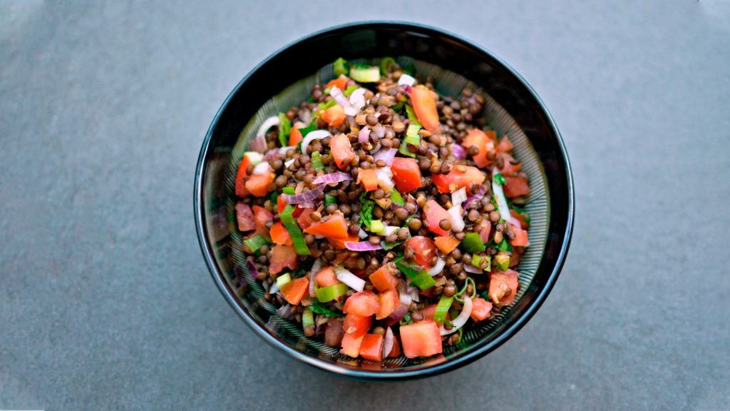 Salada de lentilha com legumes